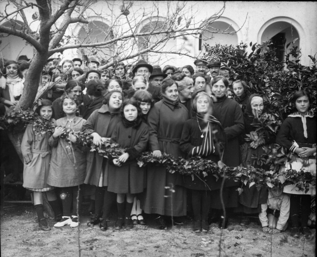 Assistents a la inauguració de l’Hospital de la Casa Benèfica, 1921. Autoria desconeguda. Arxiu Municipal del Masnou, 4753.