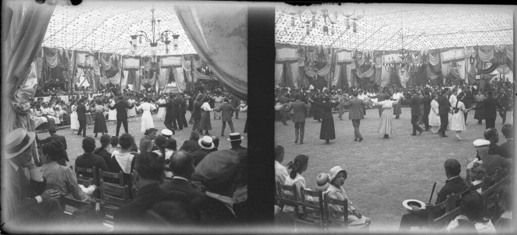Ball a l’envelat de Festa Major, 1917. Arxiu Municipal del Masnou, fons Joaquím Cabezas, 13684.