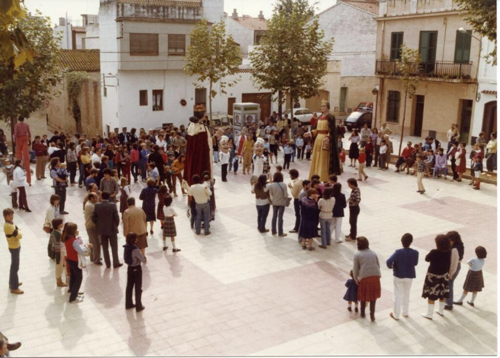 Ballada de gegants a la plaça d’Ocata, 1982. Josep Fortea (Quirse). Arxiu Municipal del Masnou, 18996.