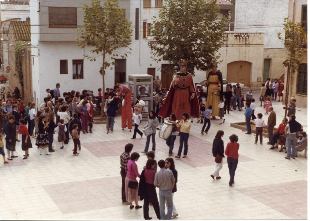 Ballada de gegants a la plaça d’Ocata, 1982. Josep Fortea (Quirse). Arxiu Municipal del Masnou, 18997.