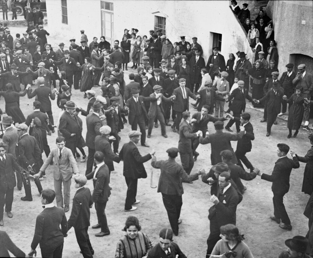 Ballada de sardanes a la plaça de la Llibertat, 1910-1929. Autoria desconeguda. Arxiu Municipal del Masnou, 4757.