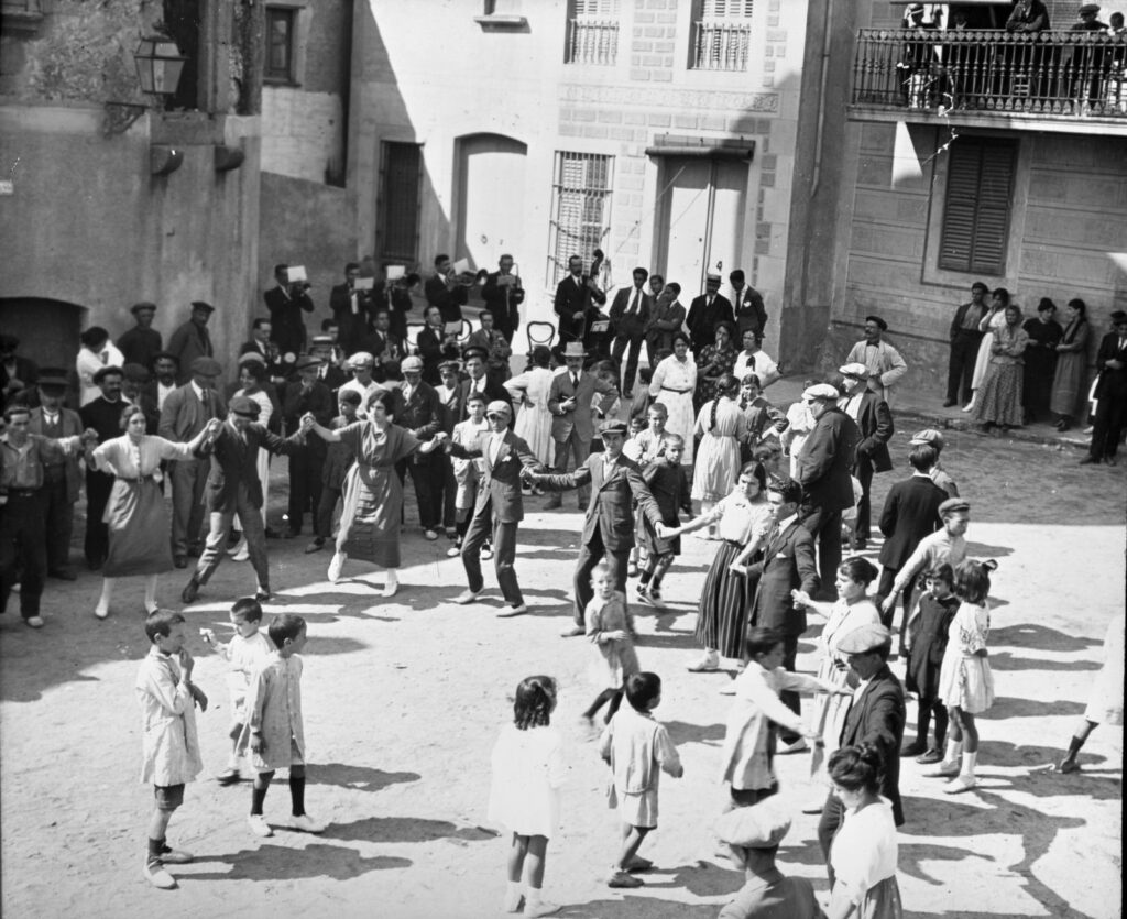 Ballada de sardanes a la plaça de la Llibertat, 1910-1929. Autoria desconeguda. Arxiu Municipal del Masnou, 4755.