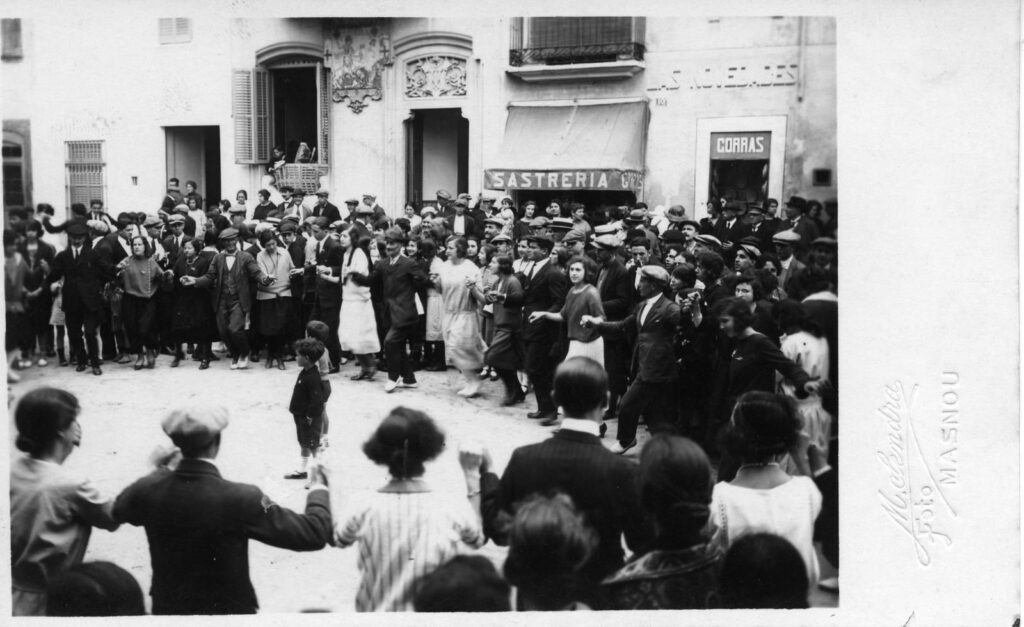 Ballada de sardanes a la plaça de la Llibertat, 1917. Manuel Sendra i Domènech. Arxiu Municipal del Masnou, fons Teresa Torres i Casals, 12994.