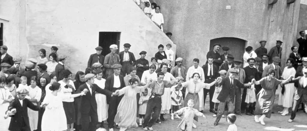 Ballada de sardanes a la plaça. Manuel Sendra. Arxiu Municipal del Masnou.