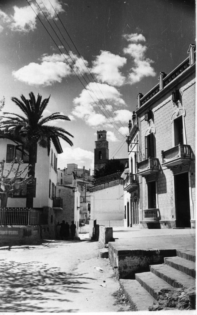 Campanar de l’església de Sant Pere des de la pl. de Catalunya, 1958. Josep Fortea (Quirse). Arxiu Muncipal del Masnou, 11836.