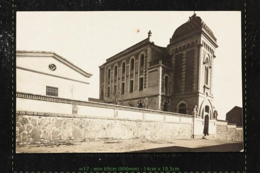 Exterior de la Casa Benèfica del Masnou, vers 1920. Manuel Sendra. Arxiu Municipal del Masnou, fons Joan Maresma i Pujadas, 13601.