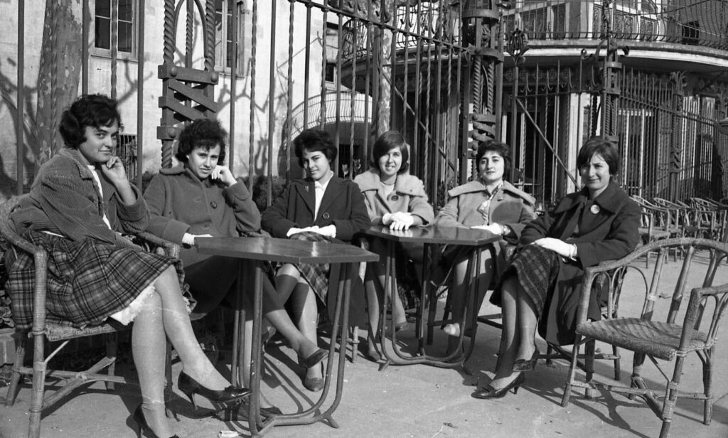 Grup de dones assegudes davant de Can Fontanills, 1950-1959. Josep Fortea (Quirse). Arxiu Municipal del Masnou, 5859.