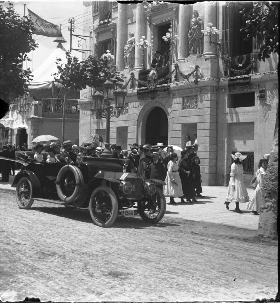 Grup d’oficials passant per davant el Casino durant la Festa Major, 1916. Autoria desconeguda. Arxiu Municipal del Masnou, fons Joaquín Cabezas, 13920.