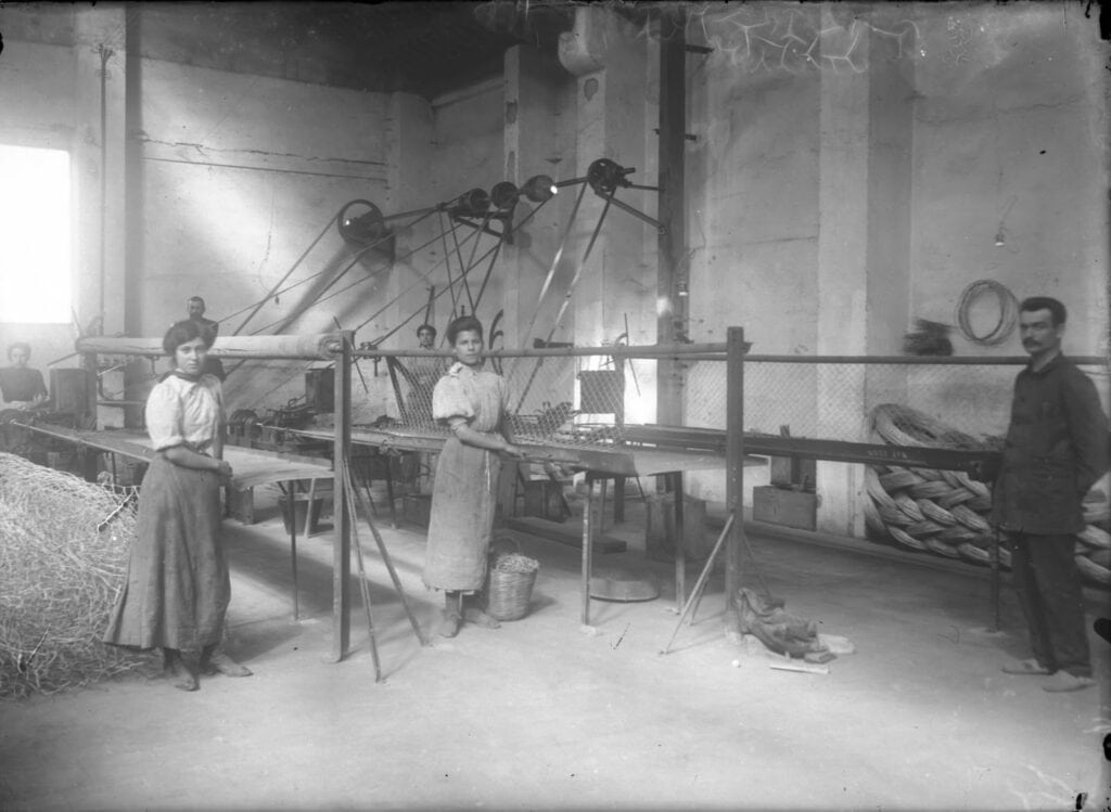 Interior de Can Xala, 1900-1919. Autoria desconeguda. Arxiu Municipal del Masnou, 4856.