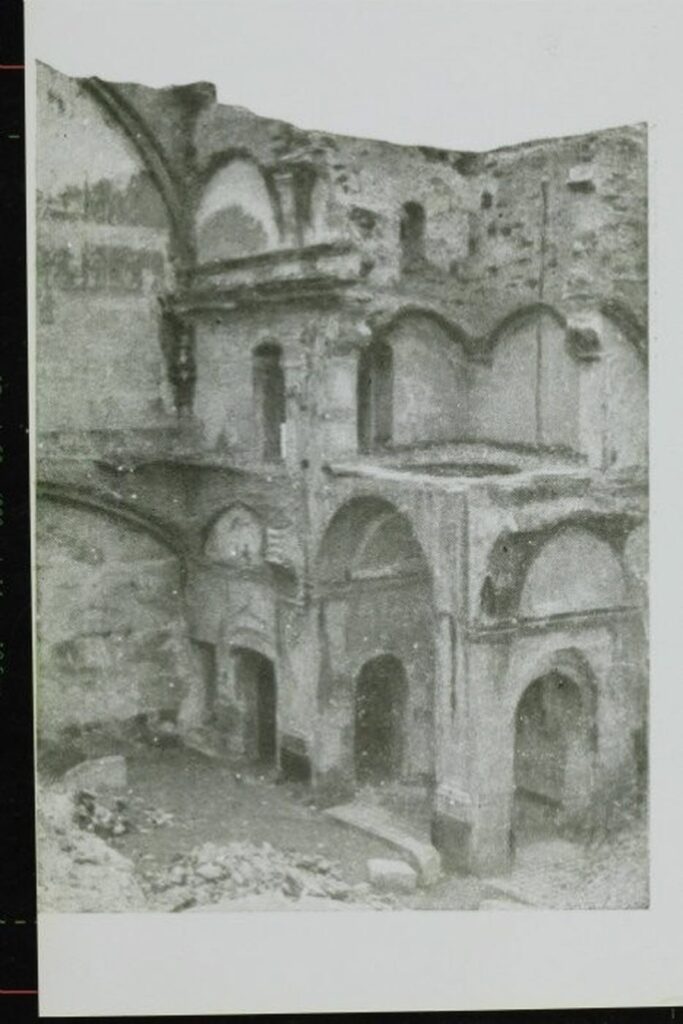 Interior de l'església de Sant Pere després de la seva destrucció durant la Guerra Civil, 1939. Arxiu Municipal del Masnou, fons Joan Maresma i Pujadas, 13640.