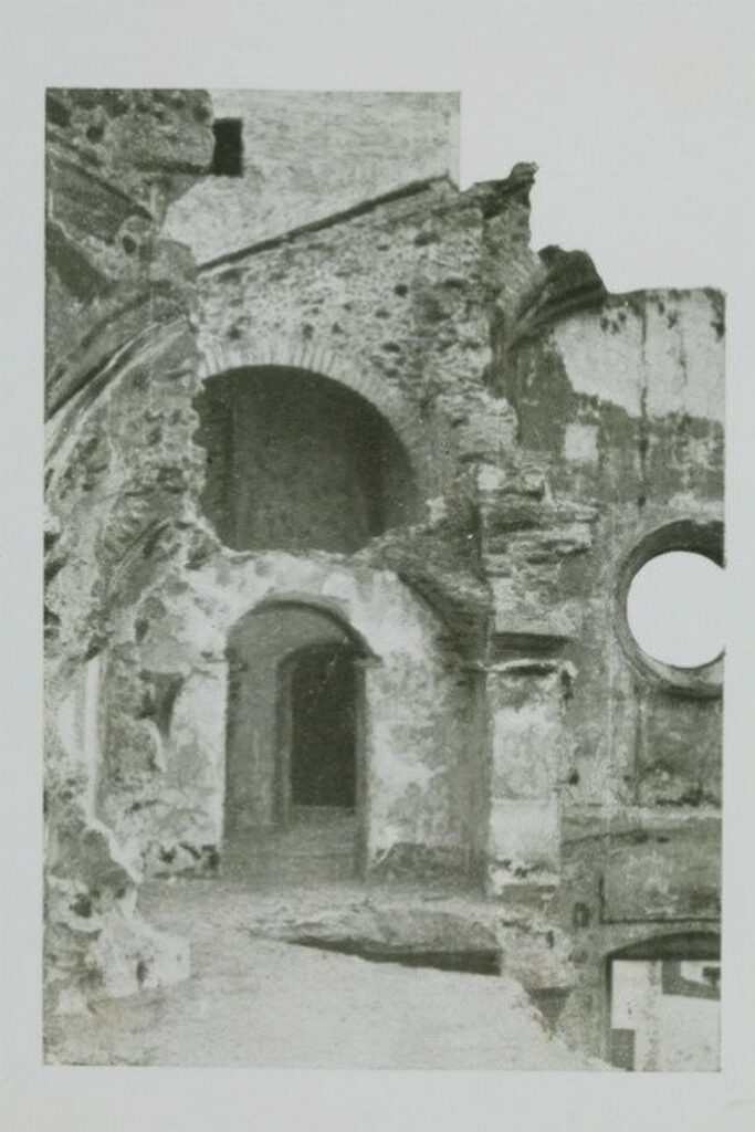 Interior de l'església de Sant Pere després de la seva destrucció durant la Guerra Civil, 1939. Arxiu Municipal del Masnou, fons Joan Maresma i Pujadas, 13638.