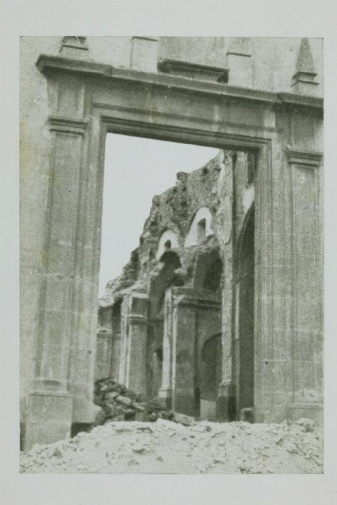 Interior de l'església de Sant Pere després de la seva destrucció durant la Guerra Civil, 1939. Arxiu Municipal del Masnou, fons Joan Maresma i Pujadas, 13642.