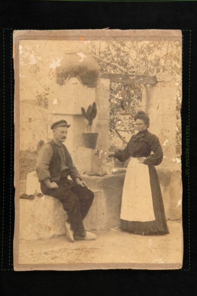 Isidre Ramèntol i Josepa Marfà al pou de Cal Ros de les Cabres, 1901-1907. Arxiu Municipal del Masnou, fons L’Abans, família Estragués-Doria, 36025.