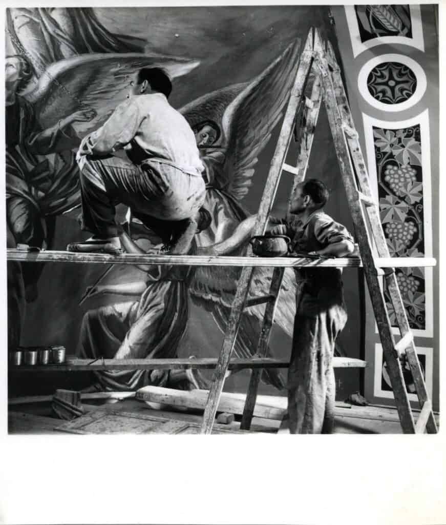 J. Brunet pintant les pintures de la cúpula de la capella del Santíssim, 1955. Teresa Torres i Casals. Arxiu Municipal del Masnou, fons Teresa Torres i Casals, 13014.