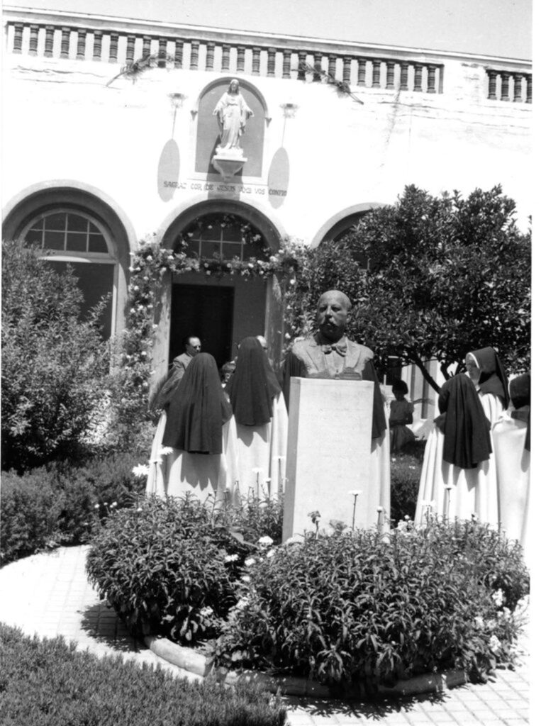 Jardins de la Casa Benèfica durant la seva benedicció, 1960. Arxiu Municipal del Masnou, 279.