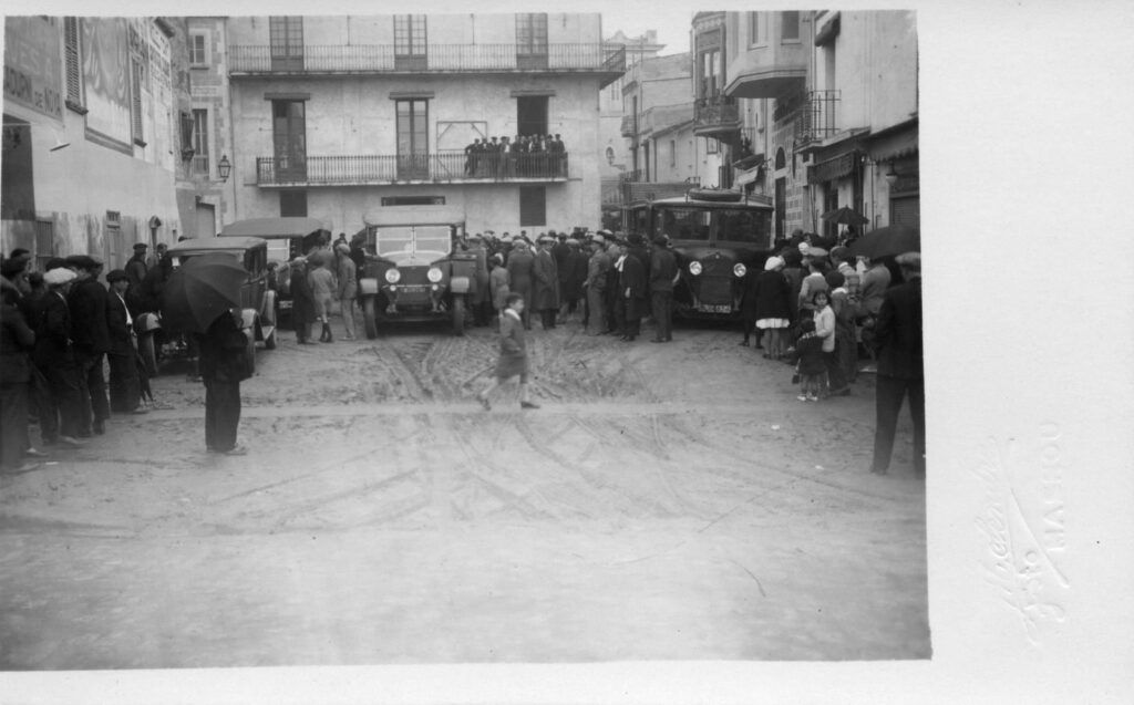 Plaça de la Llibertat amb gent i cotxes, 1920-1929. Autoria desconeguda. Arxiu Municipal del Masnou, fons Francesc Duran Pons, 14853.