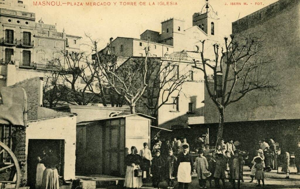 Plaza del mercado y torre de la iglesia, 1910-1920. J. Isern M. Arxiu Municipal del Masnou, fons Jordi Alonso van Run, 14607.