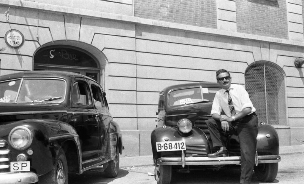 Taxis a la plaça de la Llibertat, 1961. Arxiu Municipal del Masnou, 8138.