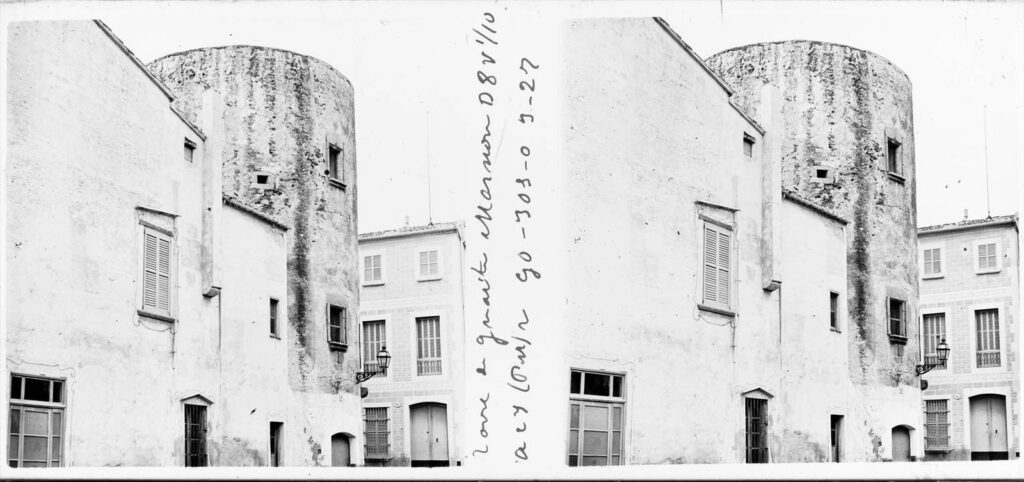 Torre de guaita a la plaça de la Llibertat, 1912. Josep Salvany i Blanch. Biblioteca de Catalunya, fons Salvany SaP_027_03.