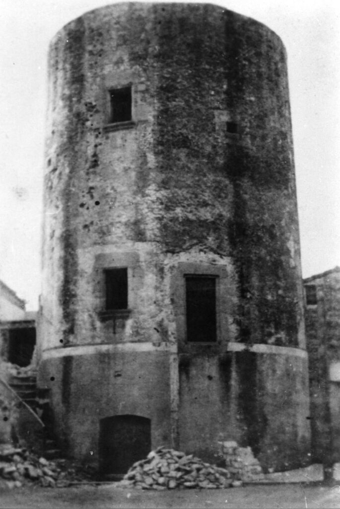 Torre de guaita de Can Riera, 1948. Autoria desconeguda. Arxiu Municipal del Masnou, 15320.